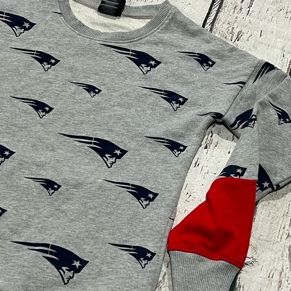 Girls New England Patriots NFL Juniors Collection Crewneck Sweatshirt - Picture 4 of 5
